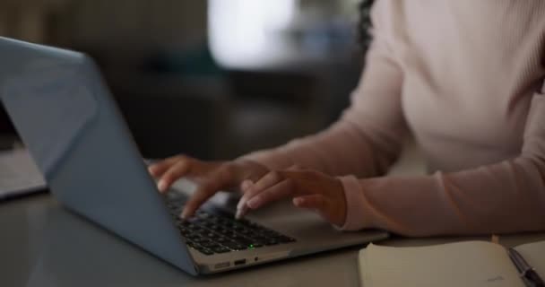 Удаленная Работа Дома Ноутбук Женщина Типирования Цифровое Планирование Информация Сайте — стоковое видео