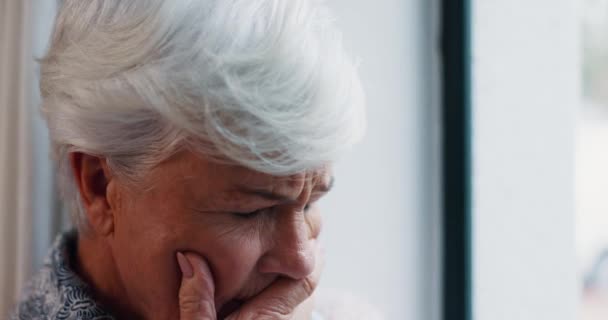 Mulher Idosa Triste Cara Fechada Com Alzheimer Dúvida Triste Uma — Vídeo de Stock