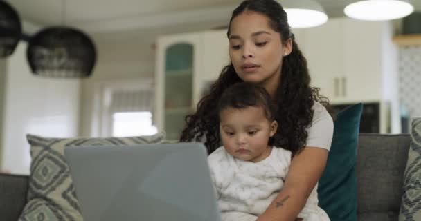 Matka Dítě Gauč Notebookem Psaní Hledání Vzdálené Práce Domova Rodinným — Stock video