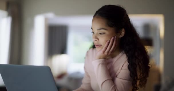 Moe Nacht Vrouw Met Werken Afstand Een Laptop Met Mail — Stockvideo