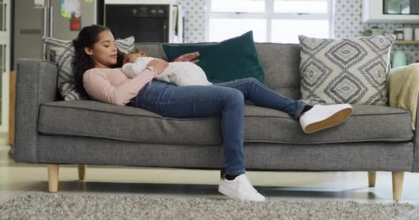 Máma Dítě Spí Relaxovat Pohovce Spolu Obývacím Pokoji Obývacím Pokoji — Stock video