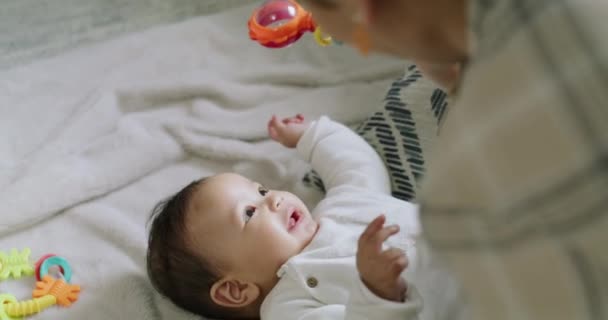 Ibu Bayi Dan Mainan Tempat Tidur Rumah Bermain Waktu Berkualitas — Stok Video