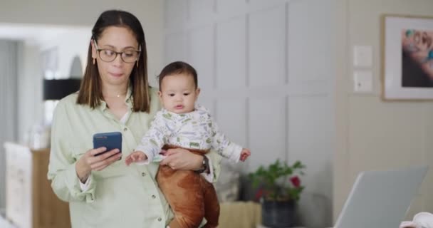 Praca Zdalna Opieka Matka Telefon Dzieckiem Rozmowy Domu Dla Przedsiębiorczości — Wideo stockowe