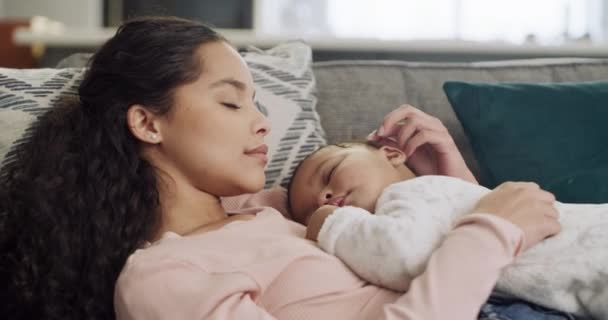 Relaxe Mãe Bebê Dormindo Sofá Juntos Sala Estar Salão Casa — Vídeo de Stock