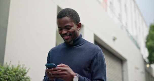 Uomo Nero Città Con Sorriso Telefono Testo Digitando Controllare Post — Video Stock