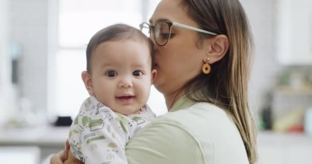 Mutter Baby Und Küsschen Für Ein Glückliches Kind Hause Beim — Stockvideo