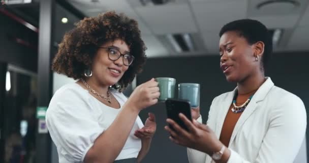 Кофе Тост Женщины Телефон Офисе Социальных Сетей Приложение Чтение Чата — стоковое видео