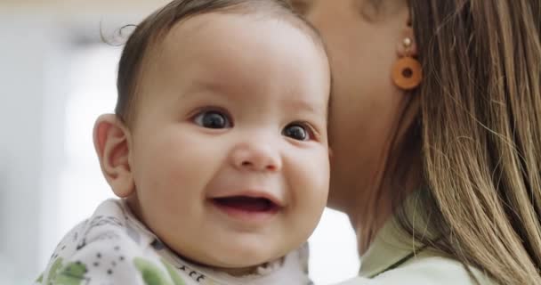 Bebê Mãe Sorriso Uma Criança Feliz Casa Enquanto Brinca Colagem — Vídeo de Stock