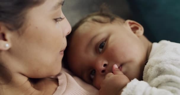Μητέρα Μωρό Και Φιλί Στο Κεφάλι Στο Σπίτι Για Δέσιμο — Αρχείο Βίντεο