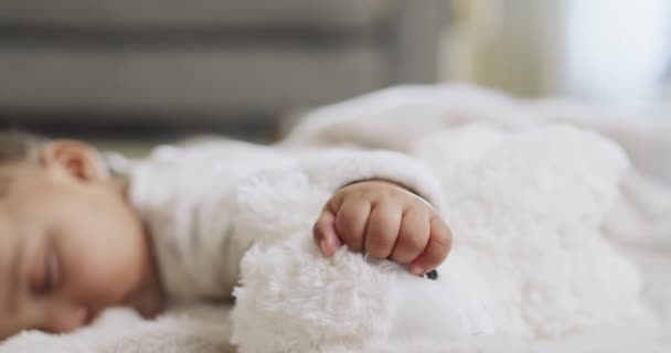 Baby Ruhe Und Schlafen Mit Einem Teddybär Hause Für Komfort — Stockvideo