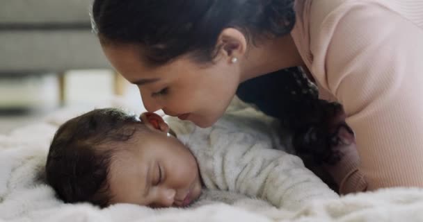 Μητέρα Γεννά Μωρό Της Για Κοιμηθεί Αγάπη Φροντίδα Και Φιλιά — Αρχείο Βίντεο