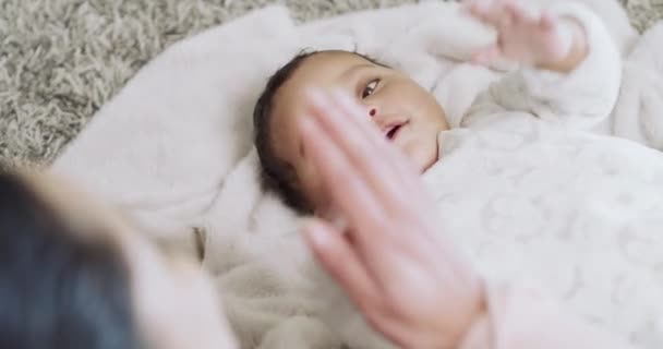 Jouer Mère Bébé Applaudissent Les Mains Maison Pour Coller Apprendre — Video