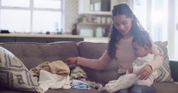 Lavandería Plegable Madre Bebé Casa Para Unión Las Tareas Tiempo — Vídeo de stock