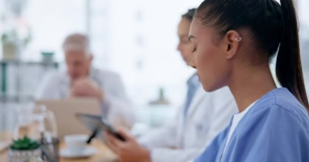 Spolupráce Technologie Tým Lékařů Diskuzi Nemocniční Zasedací Místnosti Léčebném Plánu — Stock video