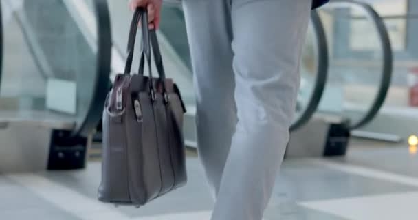 ビジネスマン オフィスロビーでのウォーキングやエスカレーター または仕事 ビジネス 企業のコンベンションの建物への入り口 階段および男は空港のラップトップかブリーフケースのための袋と旅行します — ストック動画