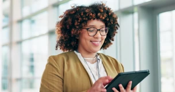 Mutlu Siyah Kadın Ofiste Okuma Tableti Sosyal Medyada Iletişim Internette — Stok video