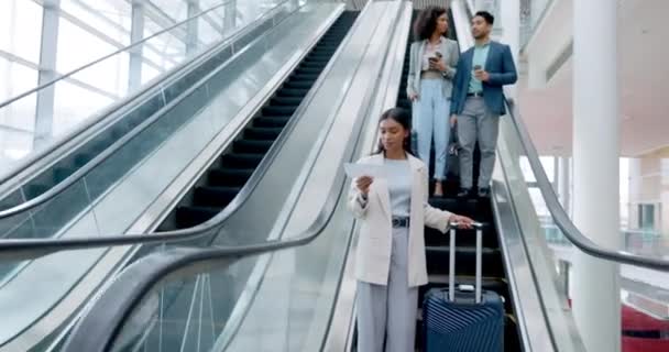 Escalator Gyalogos Üzletasszony Repülőjeggyel Repülőtéren Úti Okmánnyal Munkavállaló Repülési Információk — Stock videók