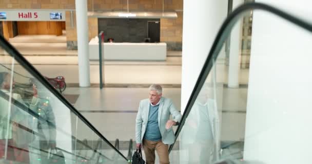 Bagasi Eskalator Dan Orang Senior Bandara Untuk Perjalanan Bisnis Konvensi — Stok Video