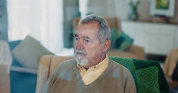 Denkender Träumender Und Älterer Mann Auf Einem Stuhl Wohnzimmer Seines — Stockvideo