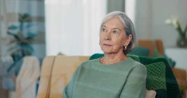 Pensando Cara Mulher Idosa Sofá Com Demência Perda Memória Alzheimer — Vídeo de Stock