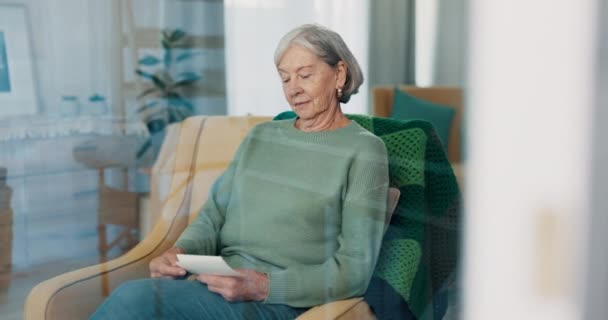懐かしさ 記憶のための家のソファーのシニア女性 写真と思考 古いアルバム ノスタルジア 引退後の写真を撮った高齢女性 — ストック動画