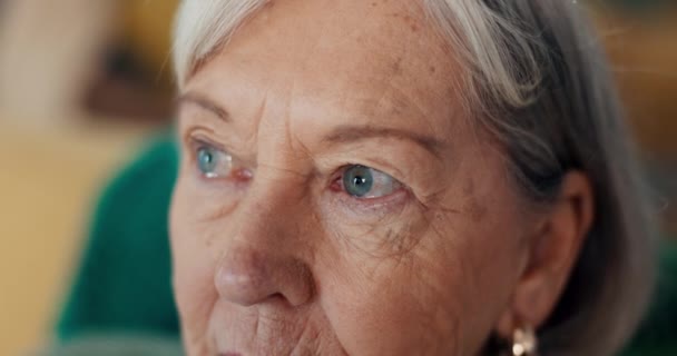 Глаза Плач Пожилая Женщина Доме Престарелых Страхом Депрессией Беспокойством Скорбью — стоковое видео