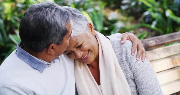 Mutlu Kucaklaşan Parkta Ele Tutuşan Emeklilikte Öpüşen Yaşlı Bir Çift — Stok video