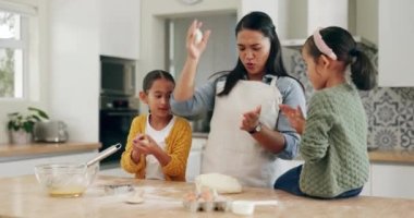 Pişirme, mutlu aile ve anne çocuklarına evde bir mutfakta yuvarlanmayı ve kaynaşmayı öğretiyor. Sevgi, öğrenme ve kız çocuklarıyla birlikte evde ekmek, hamur ve yemek, hazırlık ya da yardım.