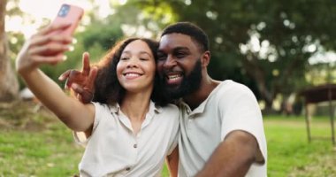Komik, selfie ve telefonu doğada, parkta ya da dışarıda tatilde ya da yazın Afrikalı insanlarla randevuda olan çift. Profil fotoğrafı, erkek ve mutlu kadın sosyal medyada barış ve aşkla.