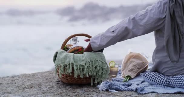 Piknik Příroda Starší Pár Jídlem Oceánu Pro Sblížení Šťastný Vztah — Stock video
