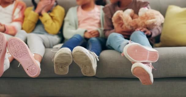 Freunde Füße Und Kinder Schauen Wohnzimmer Fern Während Sie Hause — Stockvideo