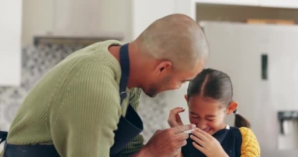 Padre Figlia Cucina Con Farina Gioco Sporcizia Viso Naso Comico — Video Stock