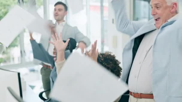 Başarı Çağrı Merkezi Ofisteki Adamlarıyla Alkış Havadaki Kağıt Işleri Için — Stok video