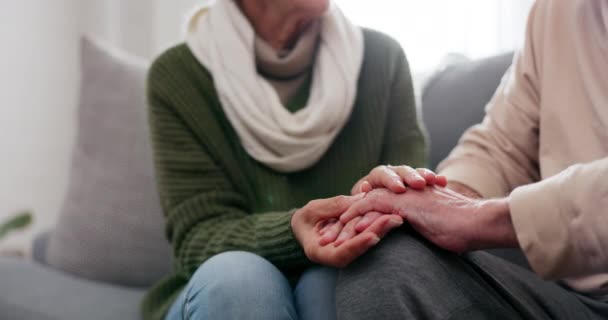 Přátelé Seniorky Držící Ruce Podporu Pohodlím Laskavostí Empatií Pohovce Obývacím — Stock video