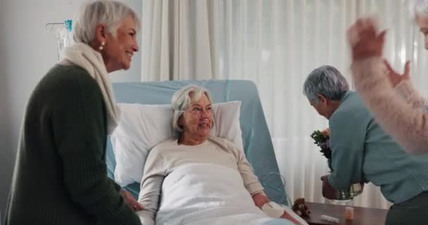 Cancer Confiance Une Femme Âgée Hôpital Avec Ses Amis Lors — Video