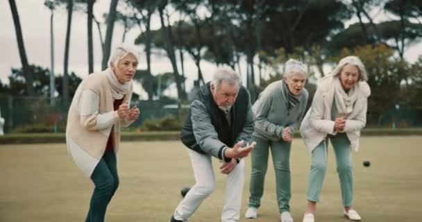 老年人 团队和保龄球与错过 失败或支持健身 运动或比赛在退休 带金属球 运动或错误在草坪上训练的团队精神 团队精神和老年妇女 — 图库视频影像