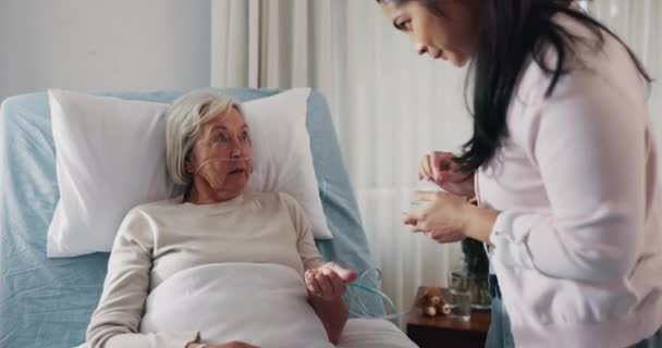 Попечитель Пенсионер Больная Пожилая Женщина Таблетками Водой Здравоохранения Поддержки Надежды — стоковое видео