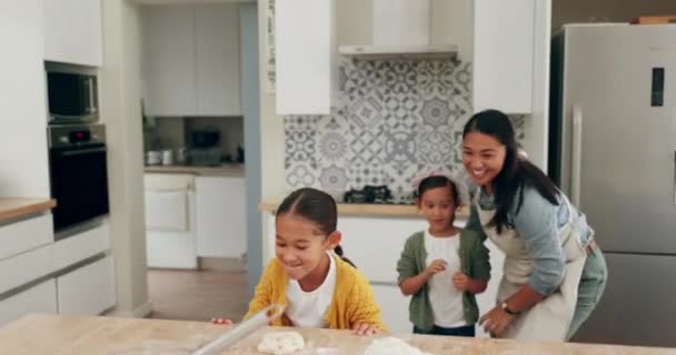 Rodzina Pieczenie Kobieta Dziećmi Kuchni Ich Domu Razem Gotowania Zabawy — Wideo stockowe
