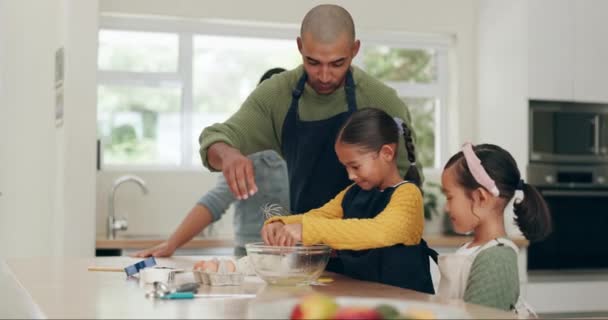 家庭のキッチンに子供がいる家族 ベーキング 両親は 調理について学んでいます 食べ物 ママとパパが子供に焼く方法を教えている食材 — ストック動画