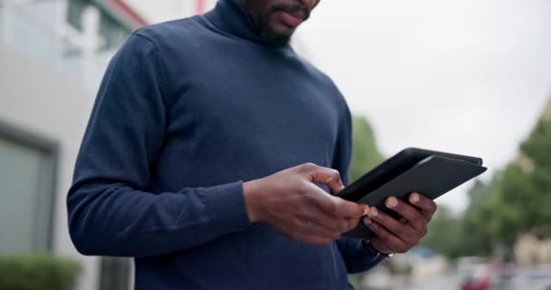 Handen Tablet Man Typen Stad Voor Sociale Media Stedelijke Website — Stockvideo