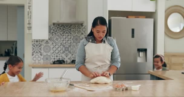 ベーキング そして子供たちと一緒に自宅のキッチンで一緒に料理をする女性 子供の発達のための家で母親の教育で学ぶ食べ物 姉妹の子供 — ストック動画