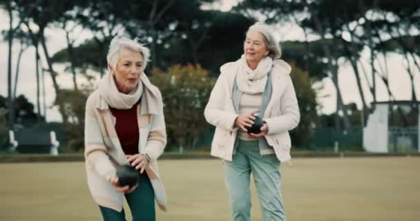 Donne Anziane Batti Cinque Parco Bowling Sport Prato Fitness Obiettivo — Video Stock