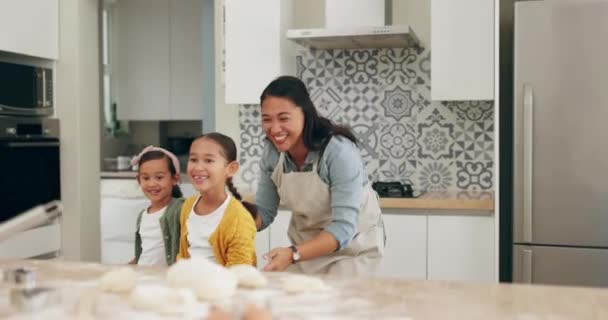Танці Випічка Мати Своїми Дітьми Кухні Їхнього Дому Разом Приготування — стокове відео