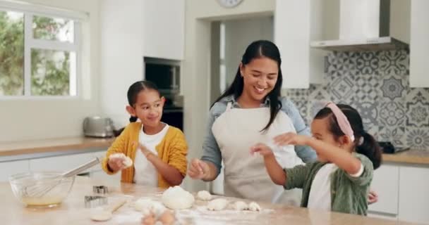 Dans Yemek Pişirme Kızlarıyla Birlikte Yemek Pişirmek Için Evlerinin Mutfağında — Stok video