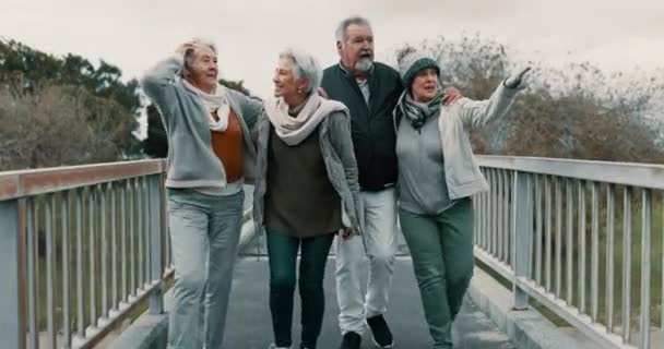Pessoas Idosas Grupo Fitness Ponte Com Rir Cuidar Caminhar Para — Vídeo de Stock