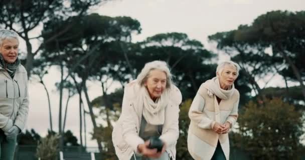 Старшие Женщины Праздник Парк Боулинга Спорта Удовольствием Фитнеса Цели Аплодисменты — стоковое видео