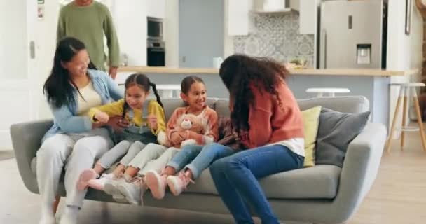 Büyük Bir Aile Birlikte Televizyon Izleyip Evde Oturma Odasındaki Kanepede — Stok video