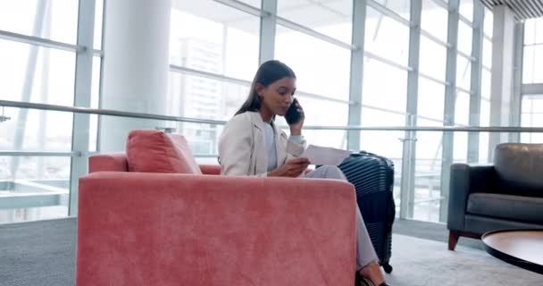 Comunicação Negócios Mulher Aeroporto Com Celular Com Colegas Viagem Tecnologia — Vídeo de Stock
