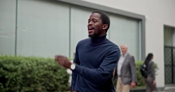 Африканський Бізнесмен Танцює Вулиці Кроками Рухається Захоплюється Співом Святкуванням Або — стокове відео