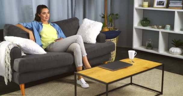 Mulher Feliz Assistir Sofá Casa Relaxar Com Assinatura Streaming Sala — Vídeo de Stock